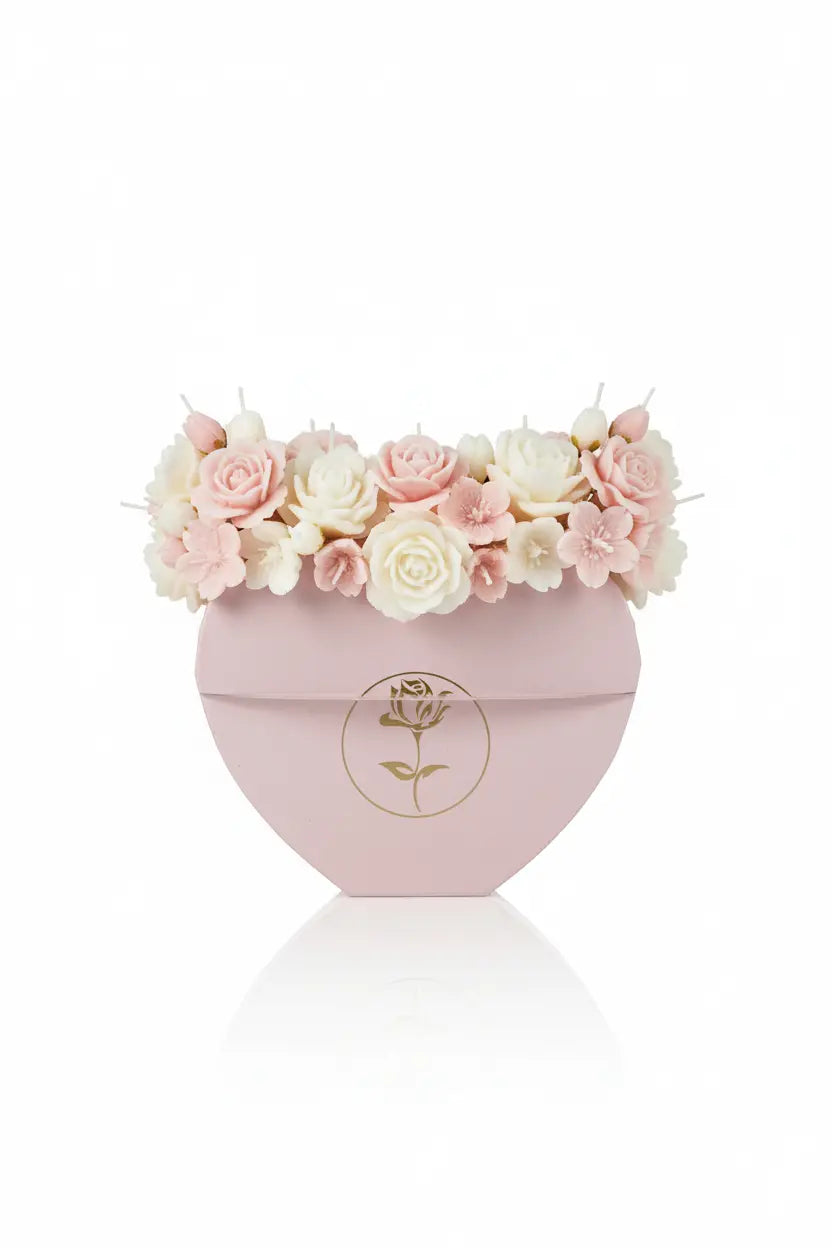 Florero corazón rosa con abundantes velas florales