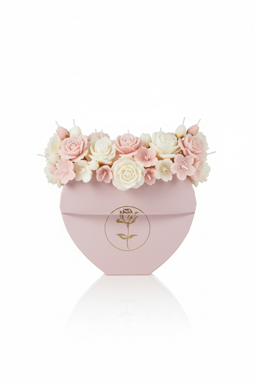 Florero corazón rosa con abundantes velas florales